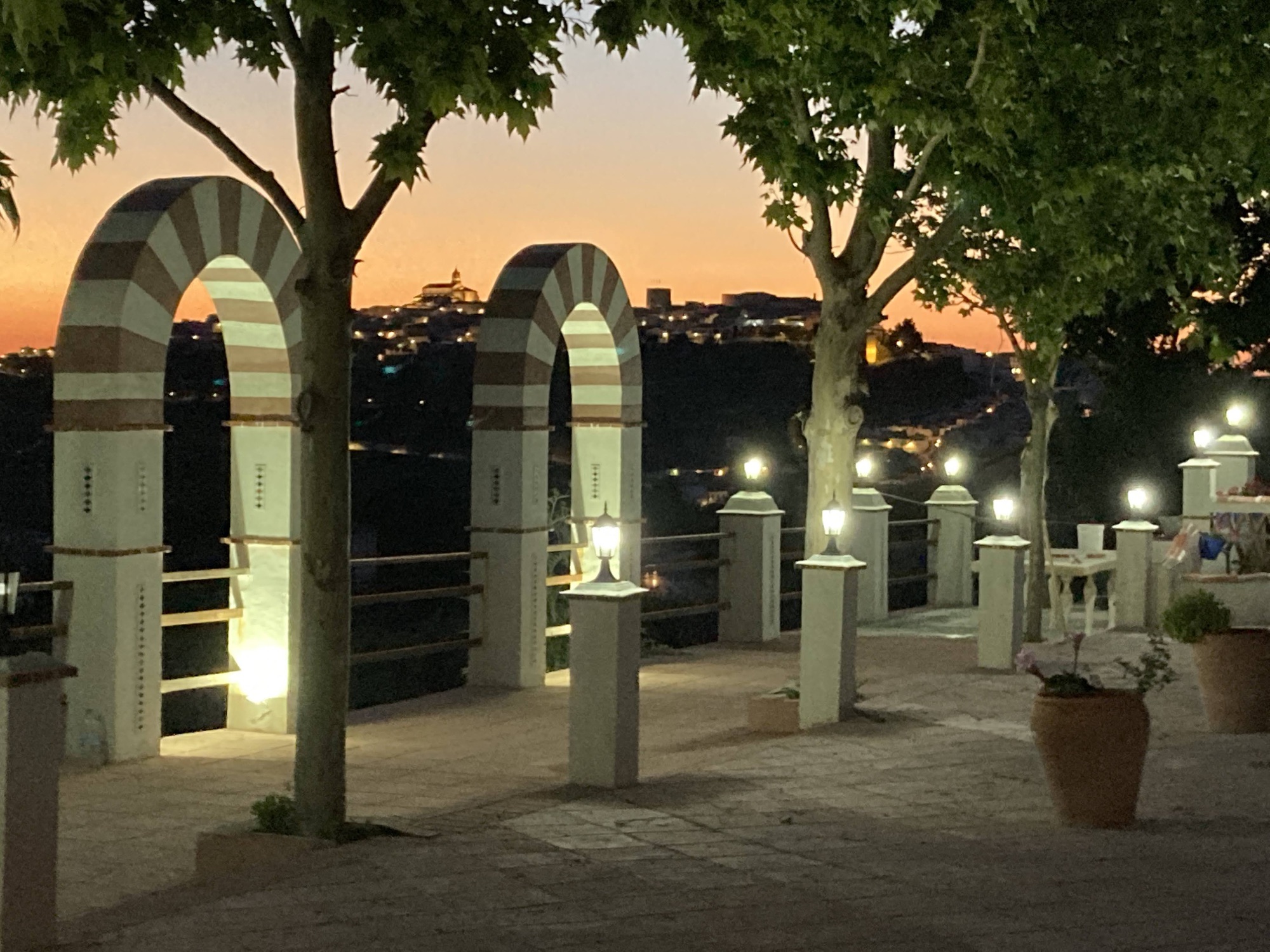 Terraza exterior con arcos y vistas a Baena al atardecer
